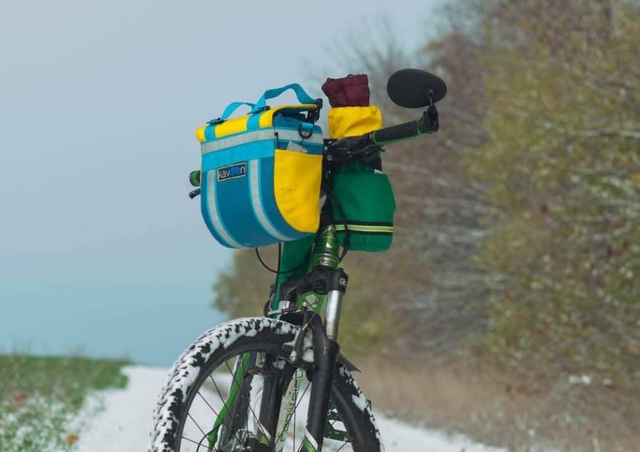 Handlebar bag on a bicycle